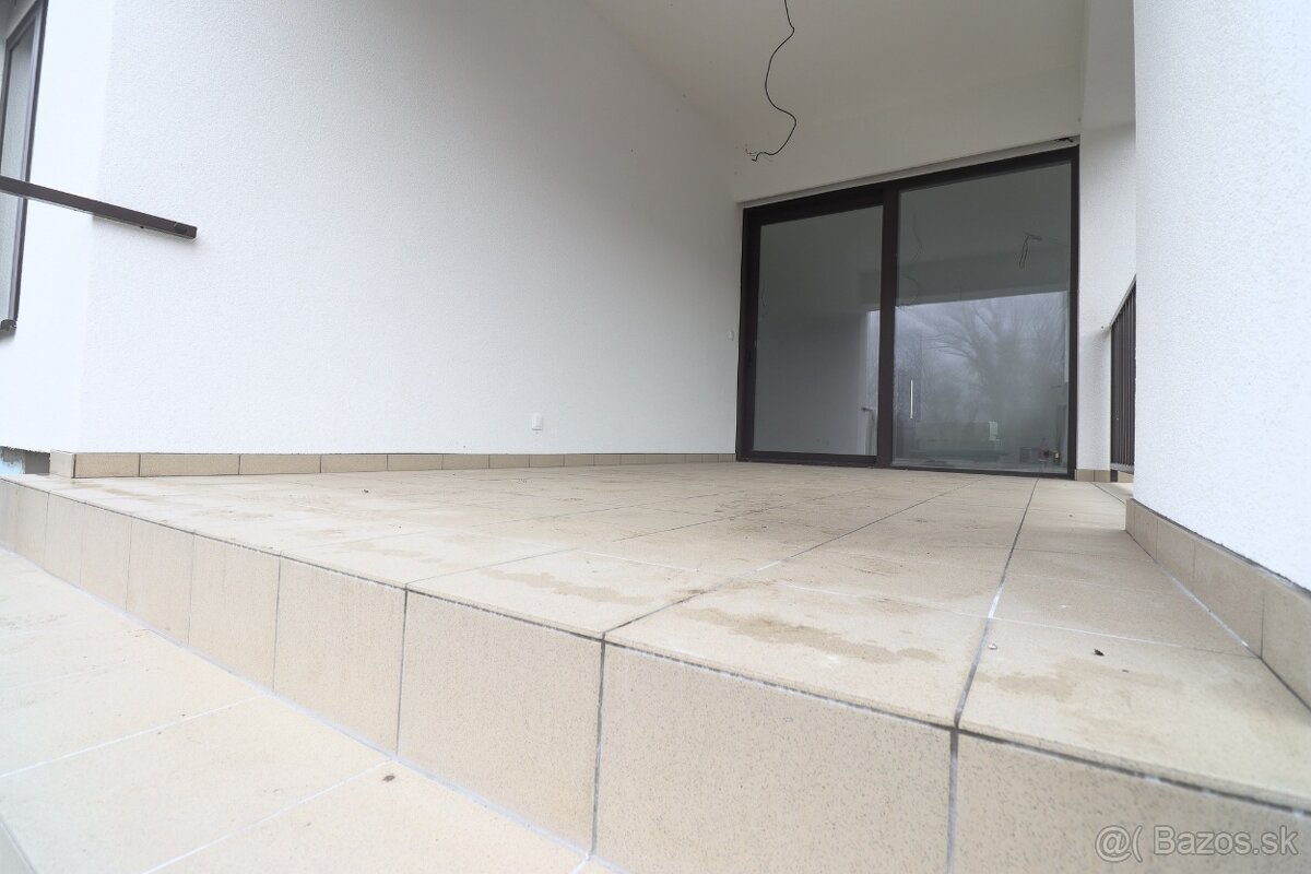 MODERNÝ DVOJDOM V POVODE- VEĽKÝ POZEMOK - 7