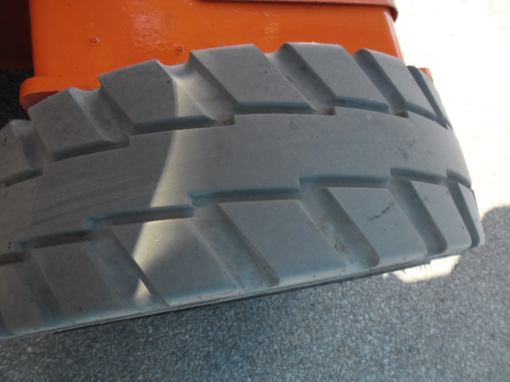 Kĺbová pracovná plošina JLG E450AJ - 7