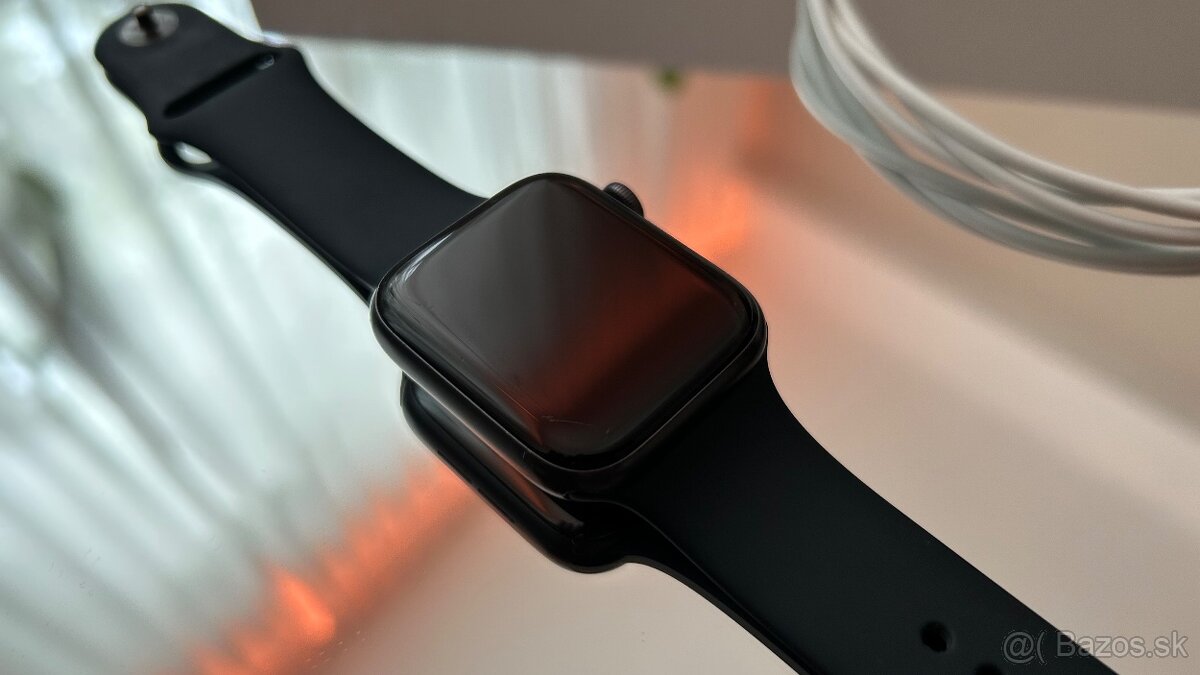 Apple Watch Series 6 44mm – čierne - 7