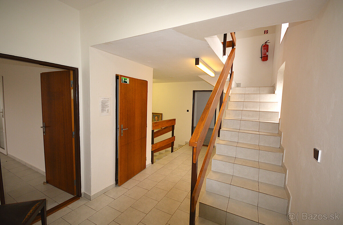 Polyfunkčná budova s výhodnou polohou - len 1 km od centra m - 7