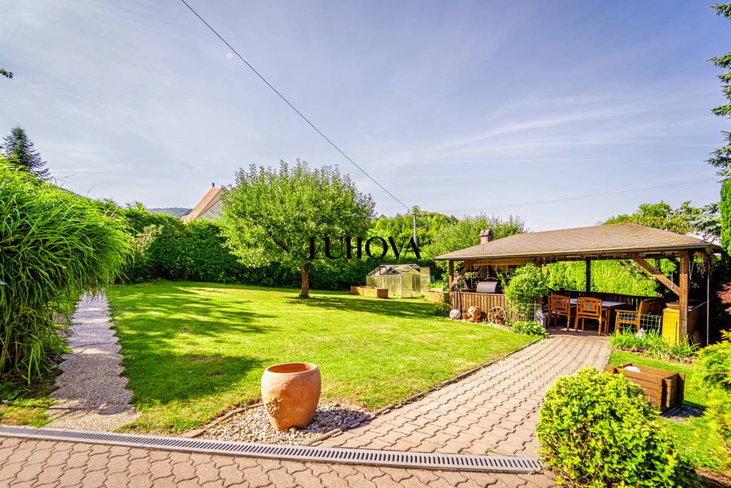 RODINNÝ dom s bazénom a krásnou záhradou - 7