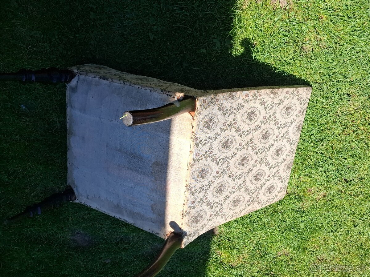 Predám štyri starožitné stoličky cena spolu 10€ - 7