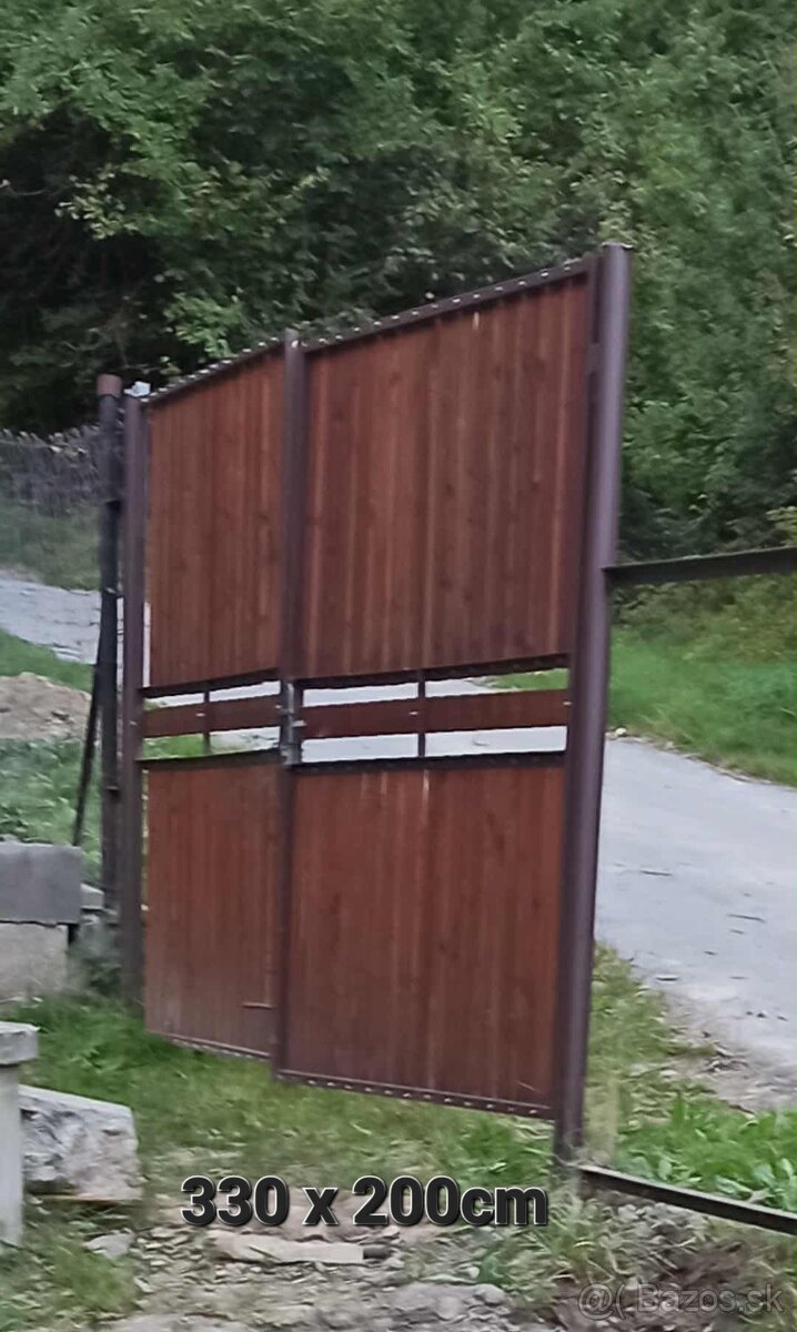 Drevený plot s bránou - 7