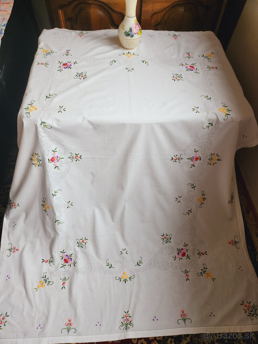 Krásny biely obrus zdobený kvetmi a ažurkou 120x160 - 7