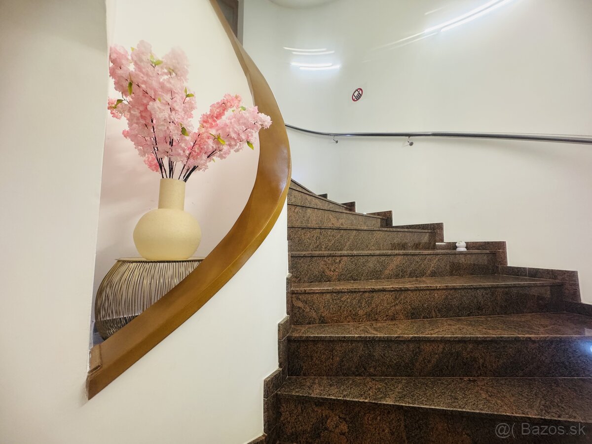 Prenájom reprezentatívneho obchodného priestoru 80 m² v - 7