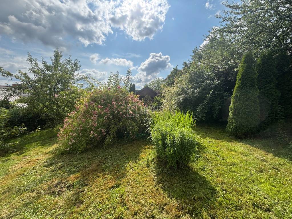 Predaj nádherného stavebného pozemku so záhradným domčekom v - 7