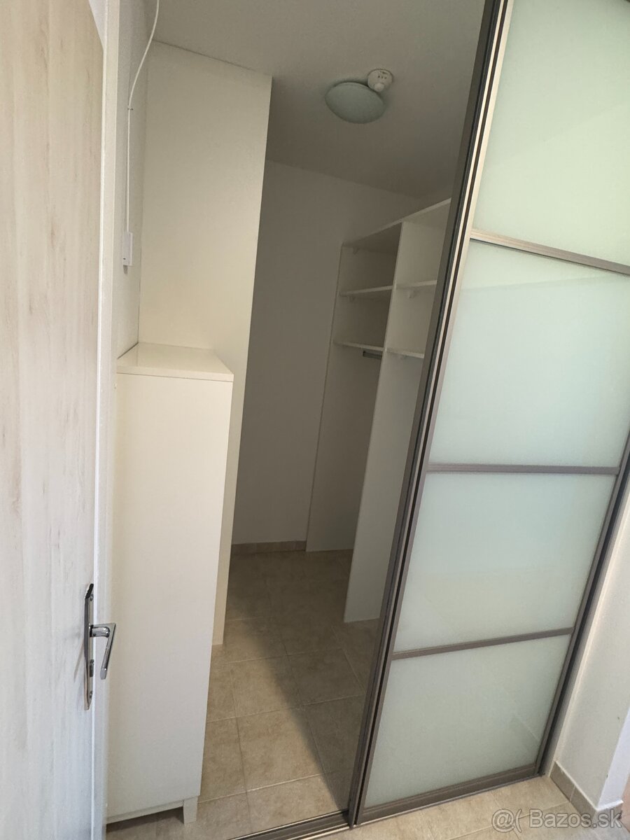 Priestranný 1-izbový byt s balónom a parkovacím státim - 7