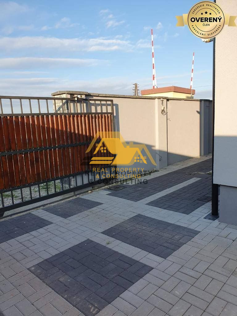 Predám podnikateľský objekt v Komjaticiach - 7