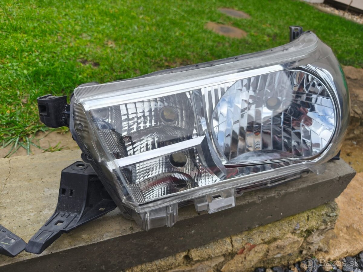 Predné svetlá na Toyota Hilux 2015-2020 - 7