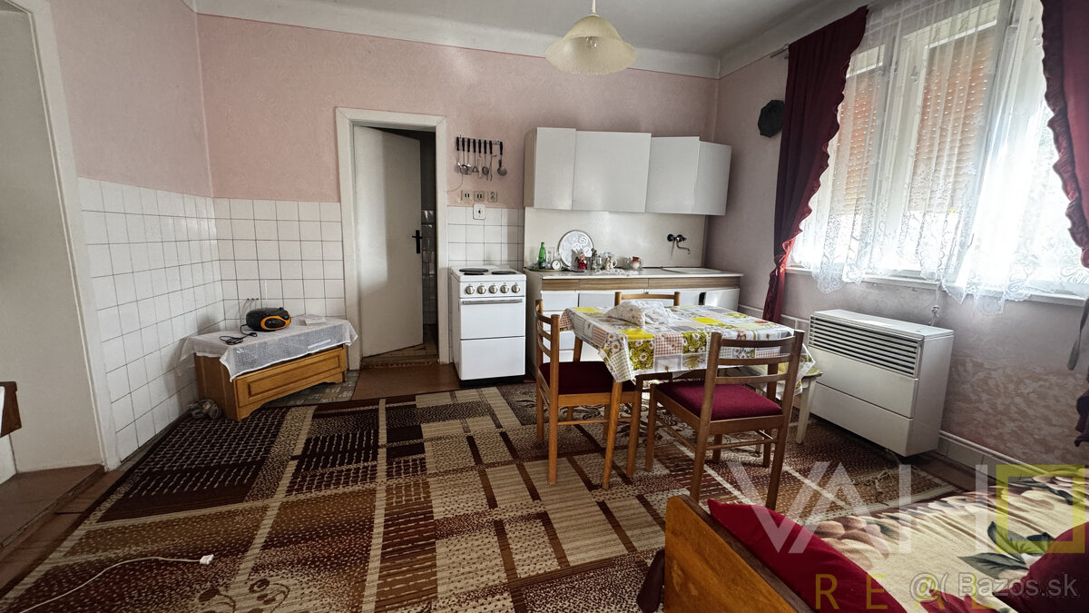 🏡 Na predaj: tehlový rodinný dom s veľkým pozemkom v obci Vá - 7