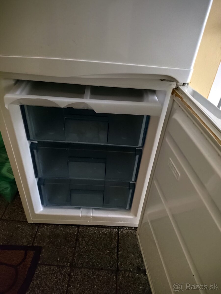 Funkcna chladnicka s mraznickou Polar - 7