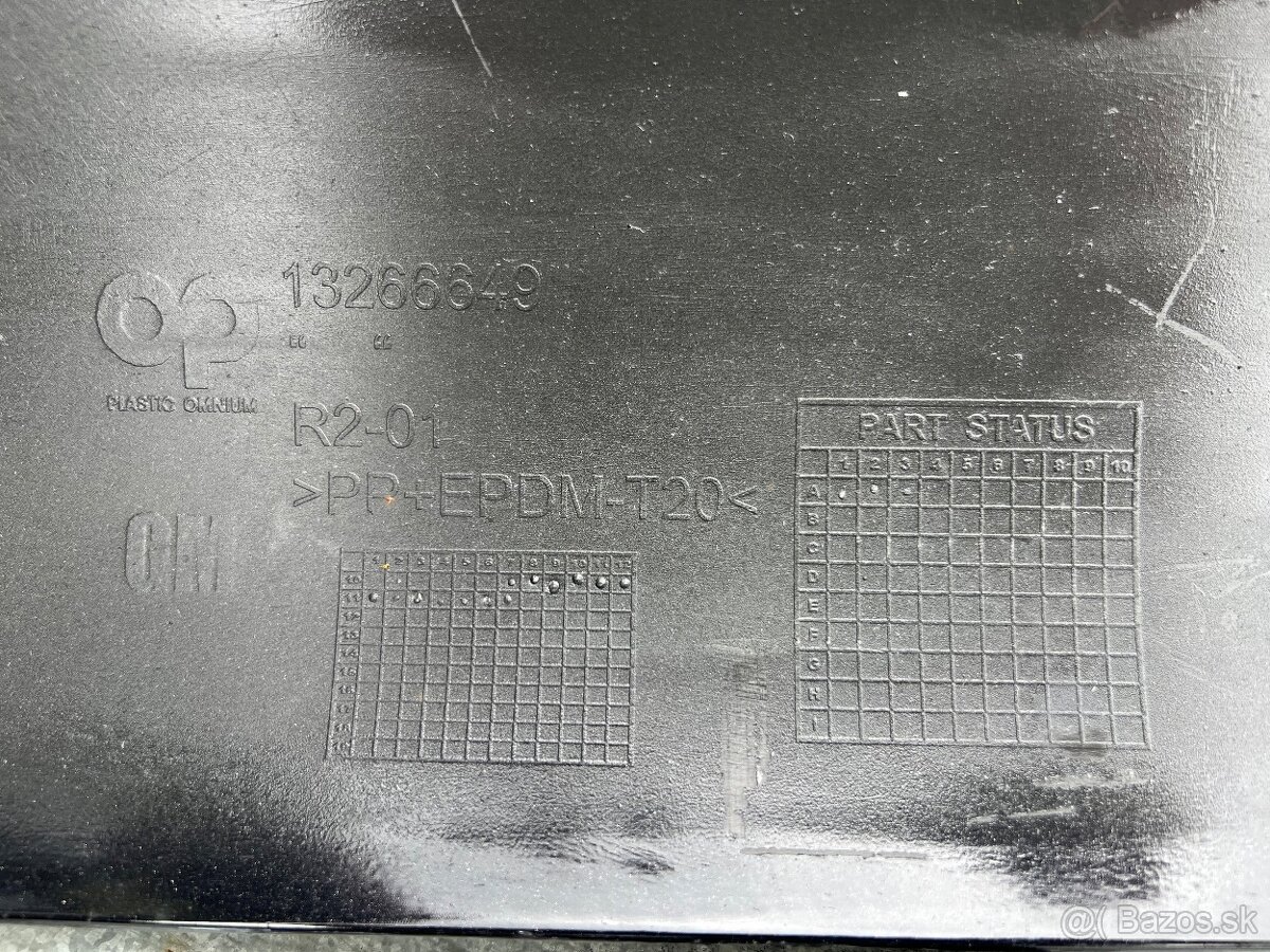 Opel astra J 4 kombi zadný naraznik - 7