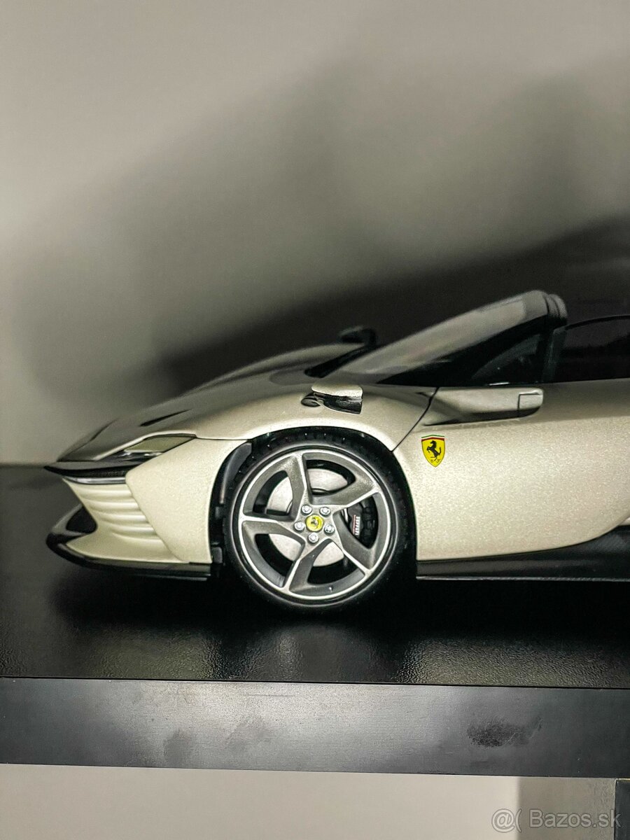Bburago Ferrari SP3 Daytona 1:18 - 7