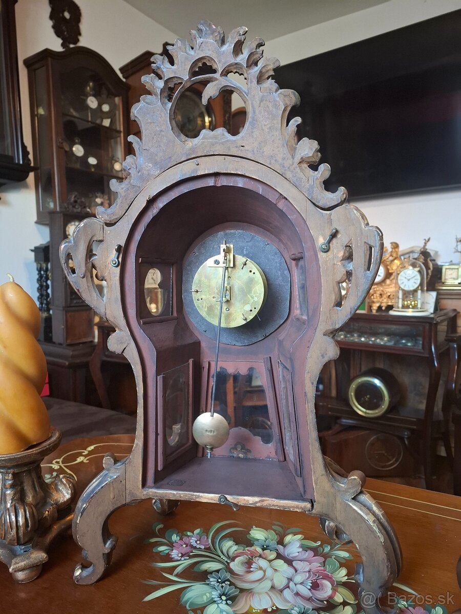 Predám funkčné starožitné krbové hodiny drevorezba plus dva - 7