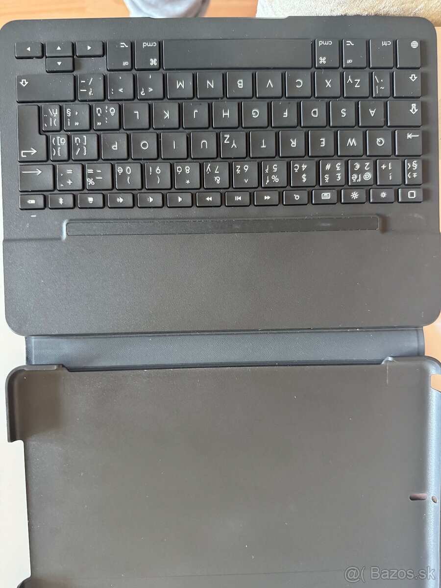 Apple iPad 9. generácie – 64 GB (Model A2604) + Logitech Sli - 7