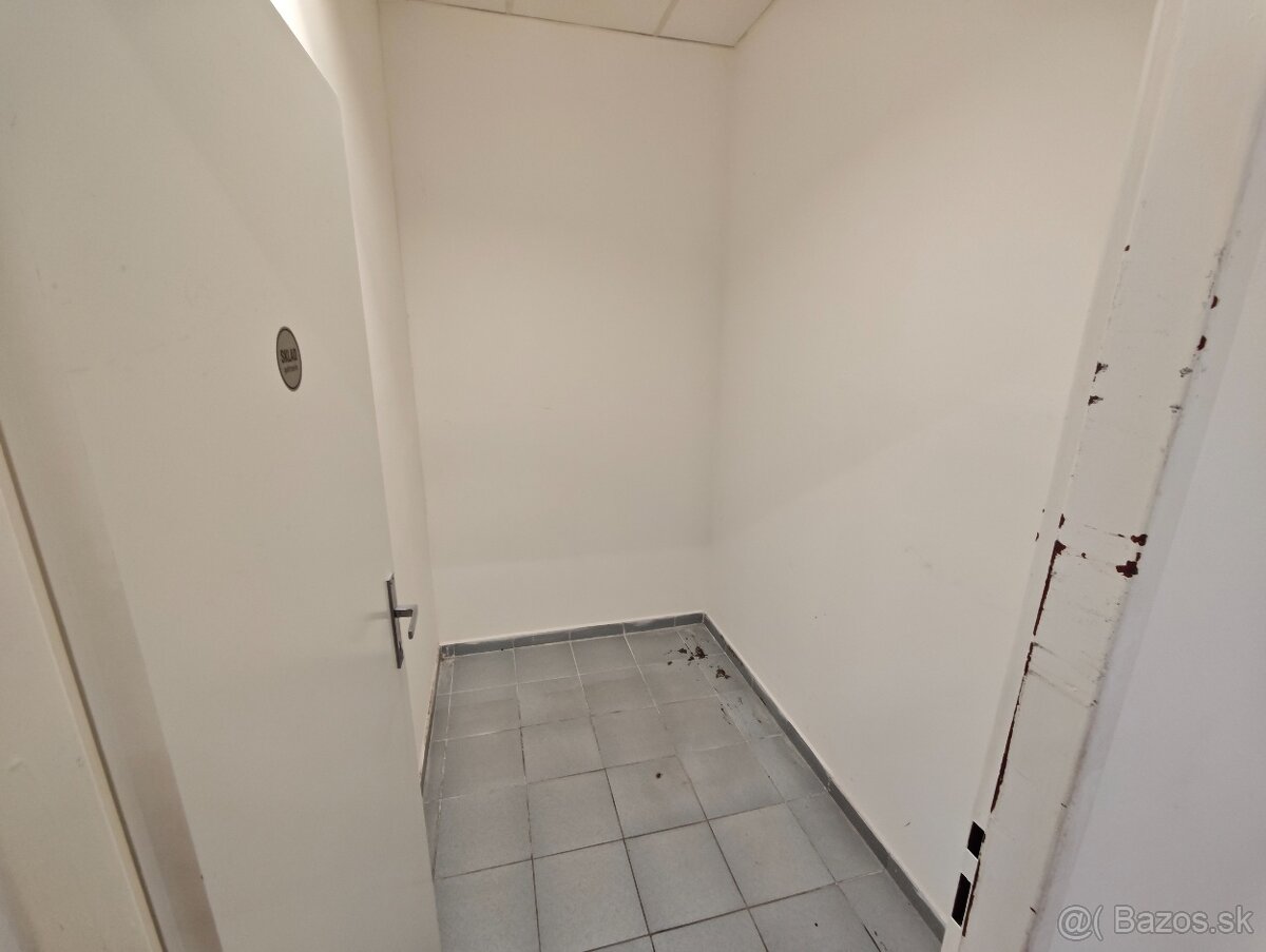 Prenájom veľký obchodný priestor Nám. Osloboditeľov - 7