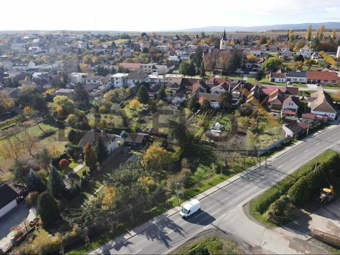 Priestranný stavebný pozemok v pokojnej obci Budmerice - 7