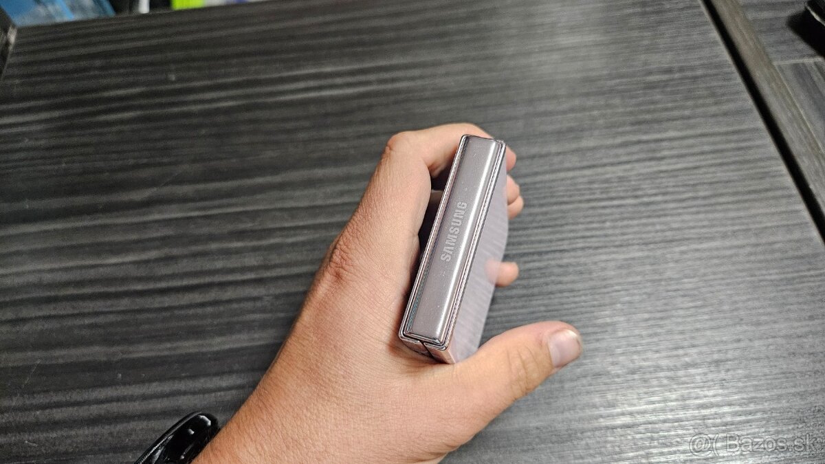 Poškodený Samsung Galaxy Z Flip 5 - 7