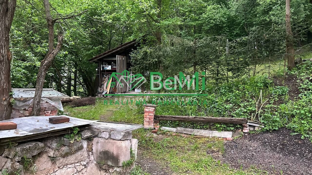 Čarovný pozemok s múrmi pôvodného domu, Sebedín - 7