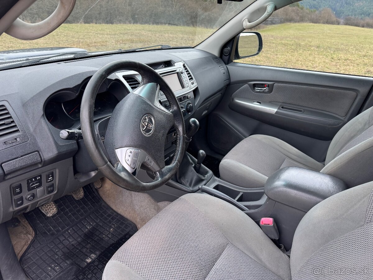 TOYOTA HILUX - 7