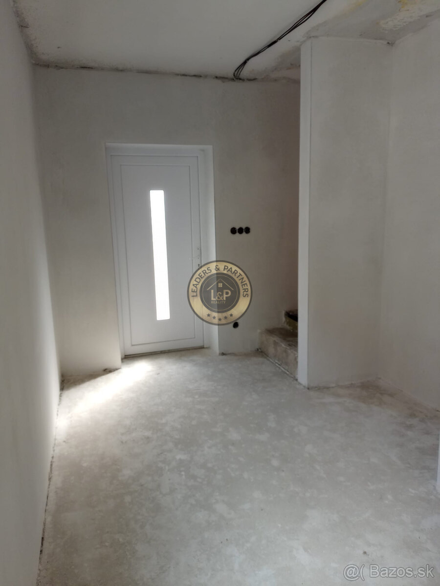 Rezervované Na predaj 5-izbový rodinný dom v obci Košolná - 7