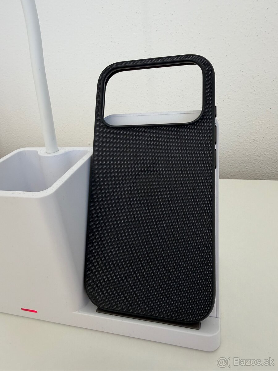 iPhone 17 Pro - kryty Apple a Pitaka - 7