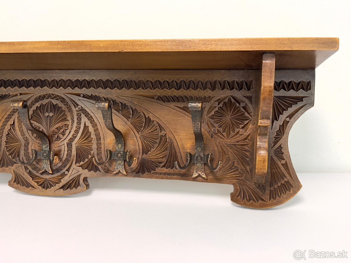 Masívna vitrinka a vešiak - 7