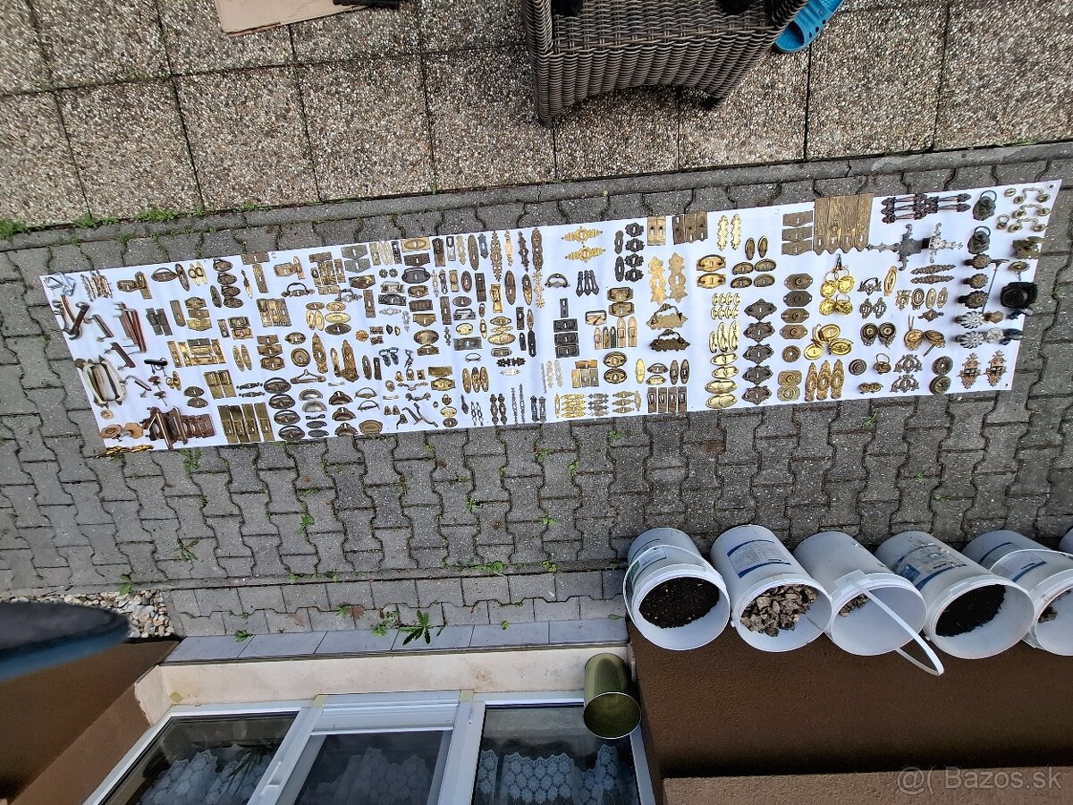 STAROŽITNÉ KOVANIA NA NÁBYTOK - 7