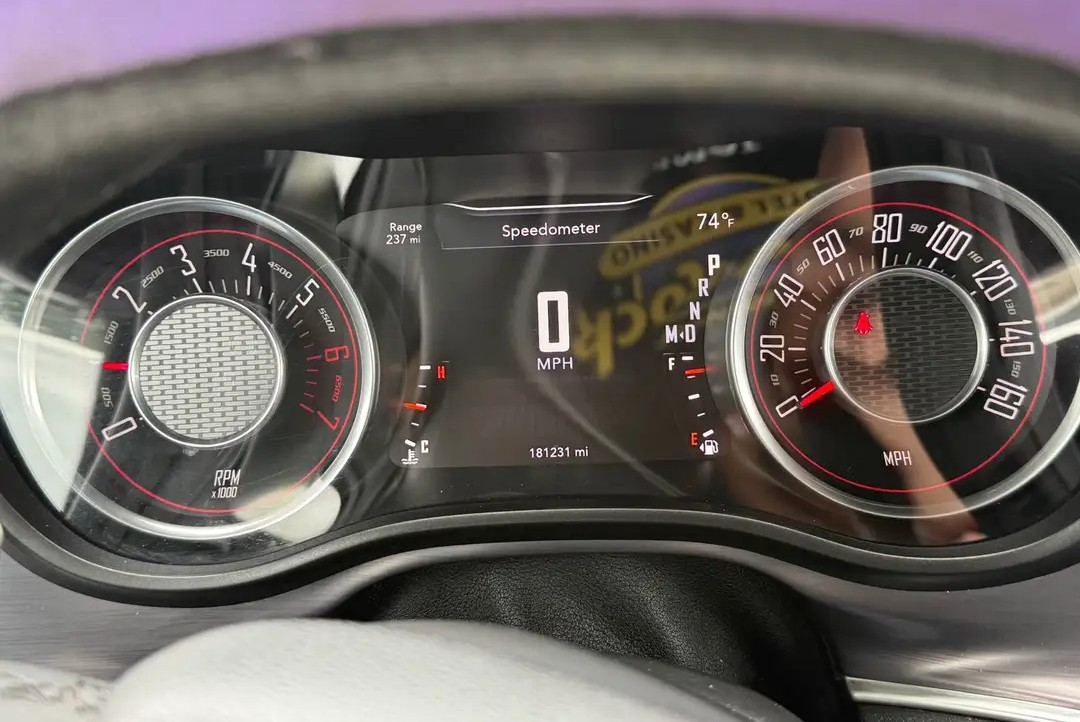 Dodge Challenger V8 - 7