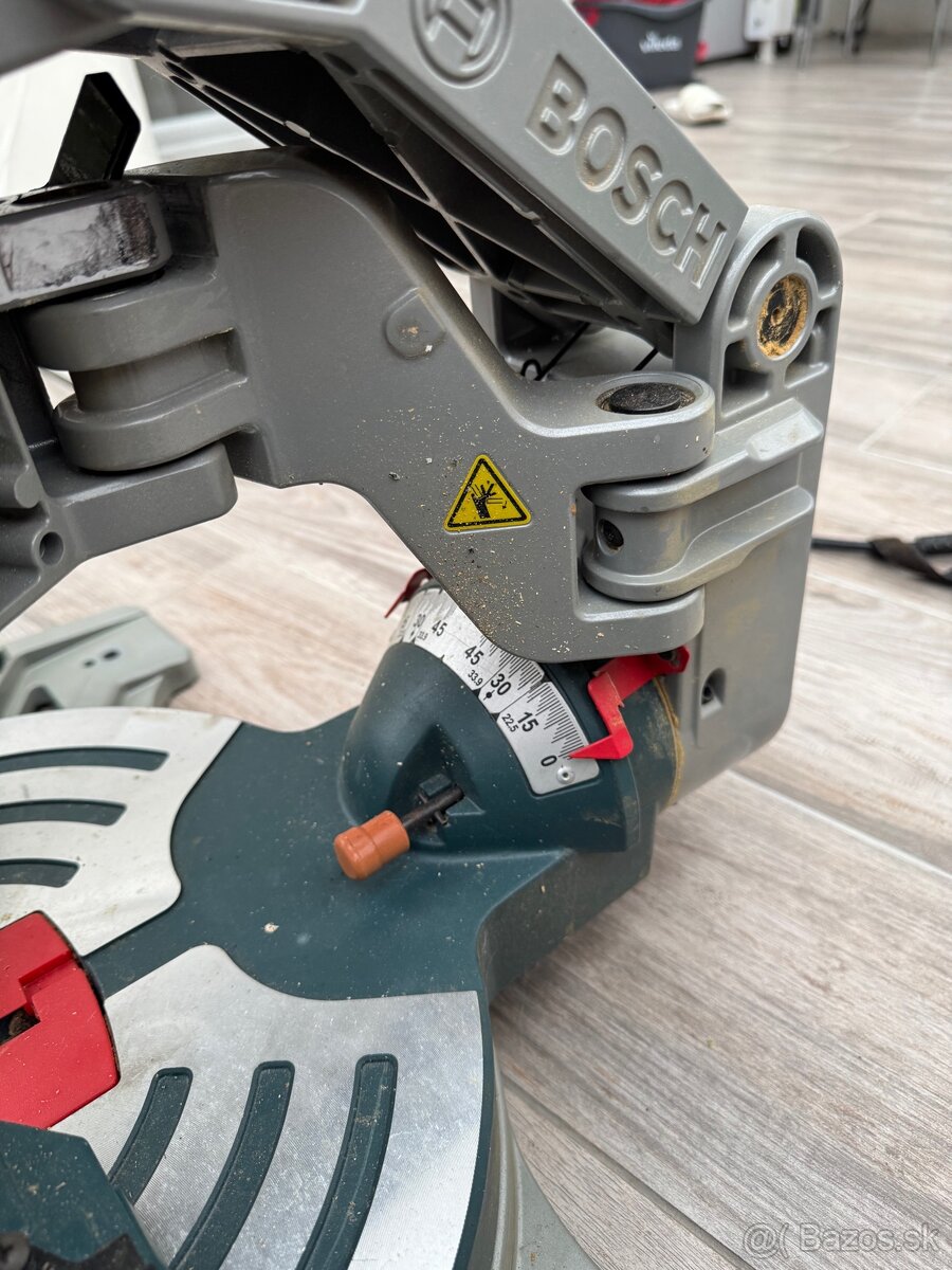 Kapovacia a pokosová píla Bosch - 7