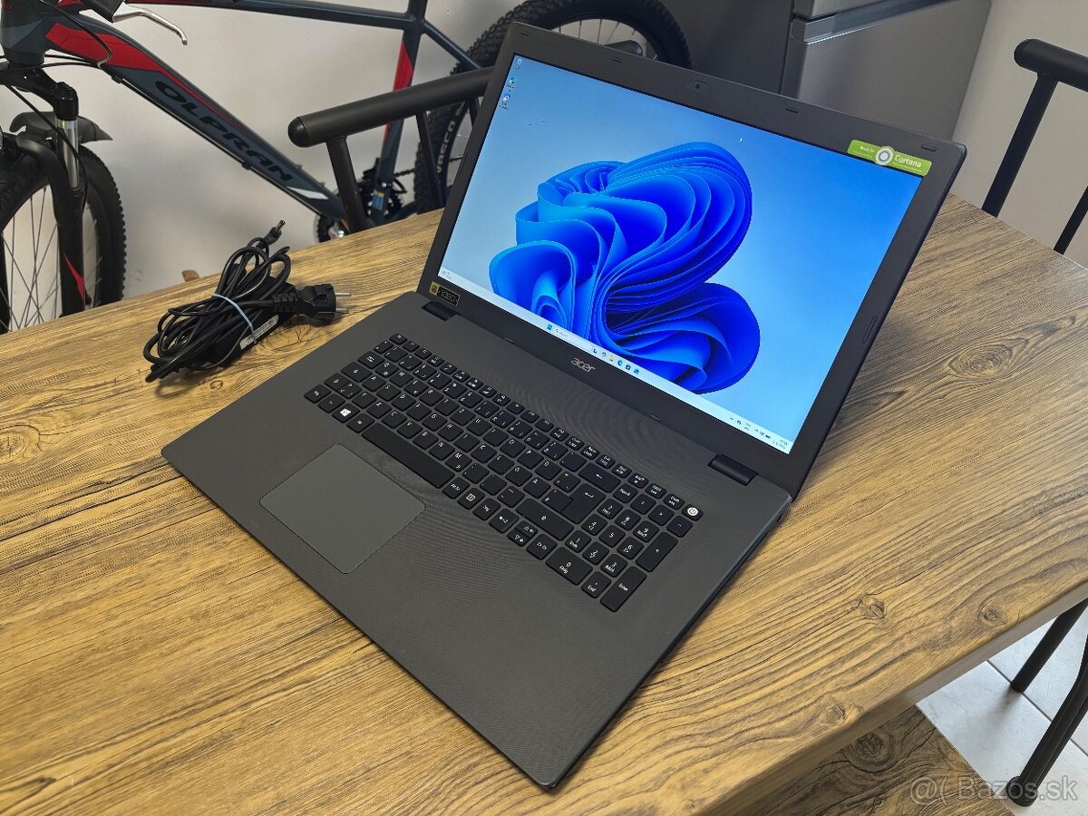 17.3/Acer Notebook/i5-5200/8GB RAM/256GB SSD /Intel HD 2GB - 7