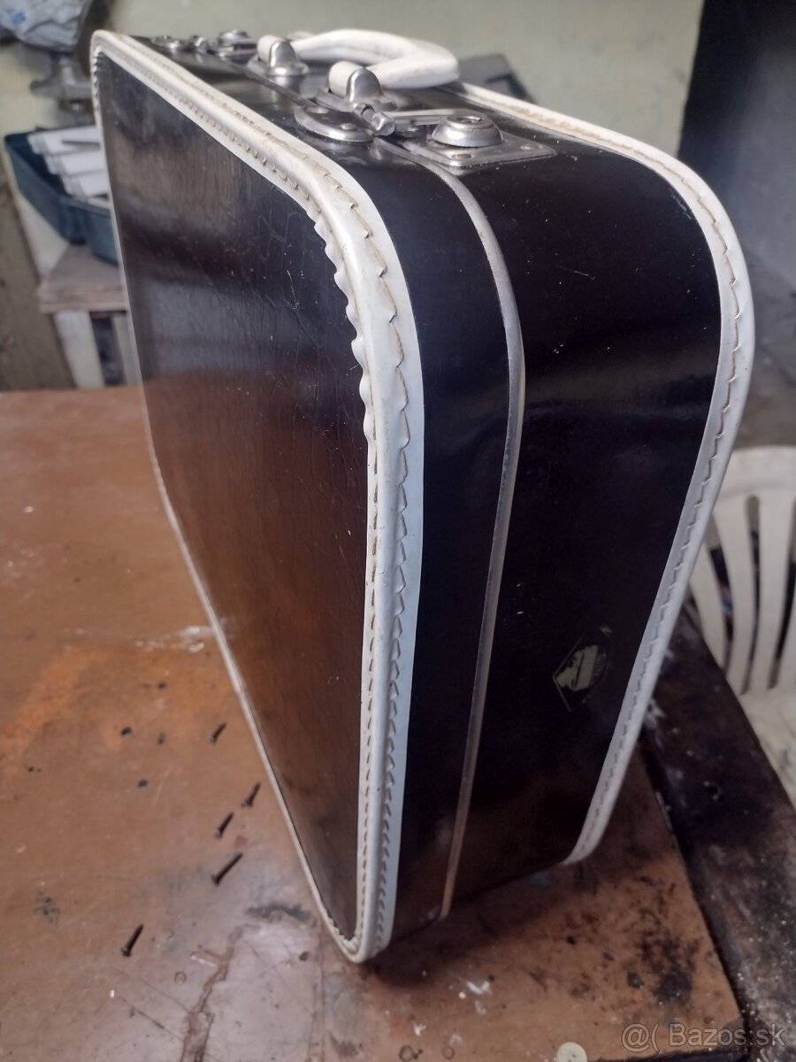 Predám starý cestovný kufor Zn.Kazeto - 7