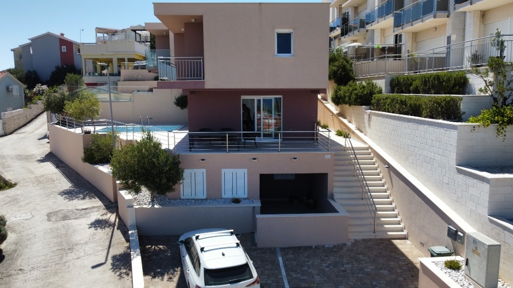 Vila s bazénom len 50 metrov od mora, pri Trogire Chorvátsko - 7