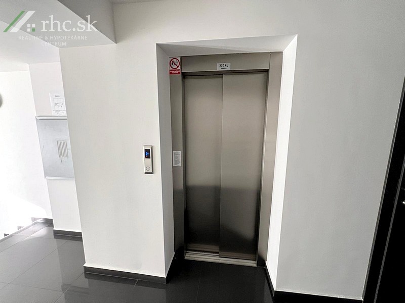 PRENÁJOM PRESKLENÉ PRIESTORY OPROTI MSÚ - SOV. HRDINOV - 7