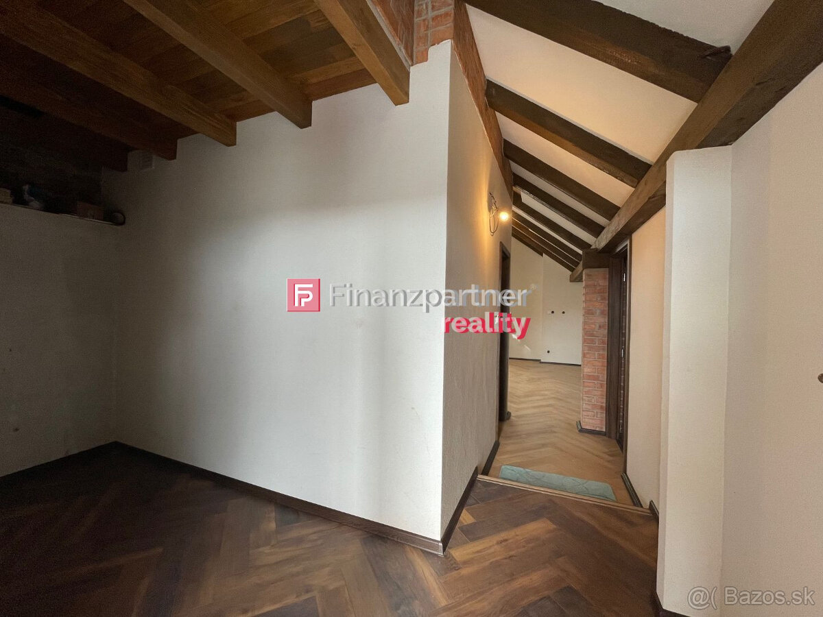 Nadštandartný podkrovný app byt s vytahom na Hlavnej ulici ( - 7