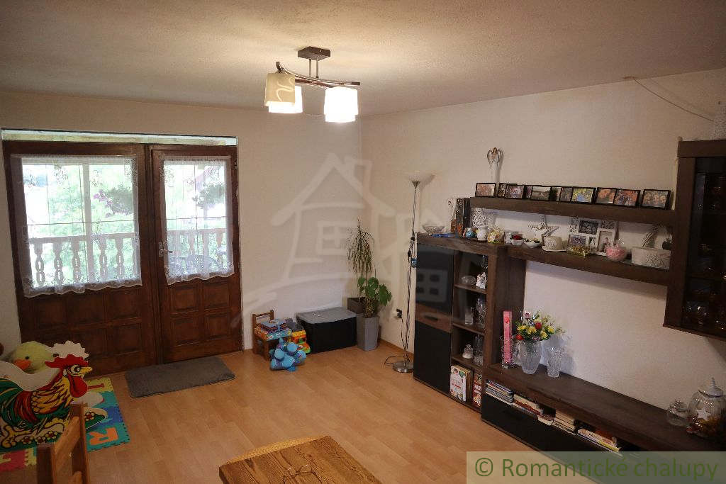 Priestranný rodinný dom s peknými výhľadmi v Hriňovej - 7