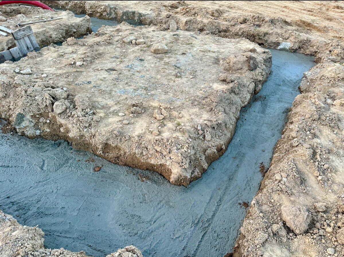 Veľký STAVEBNÝ Pozemok 2,75 HEKTÁR zo Stavebným Povolením L - 7