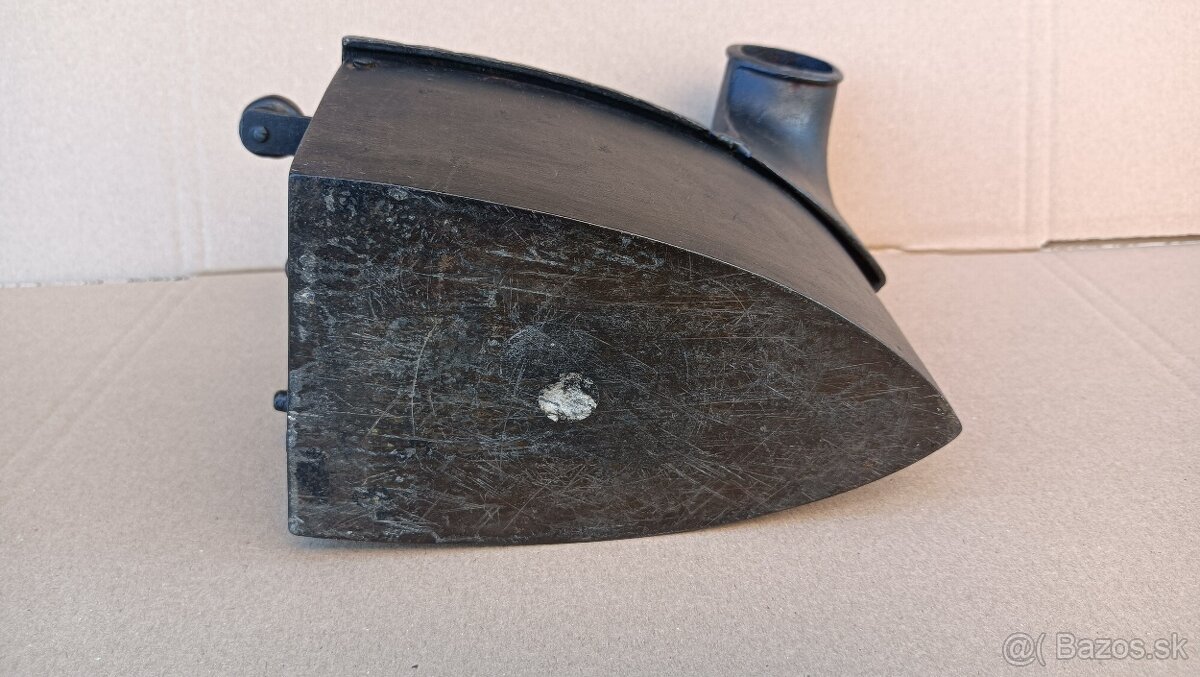 Stará orig. atypická žehlička s komínem, zdobená, pekná - 7