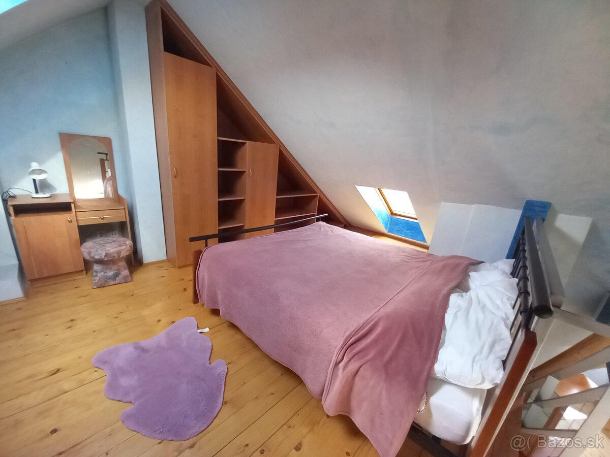 Výnimočný 3-izbový podkrovný byt priamo na Hlavnej ulici v K - 7