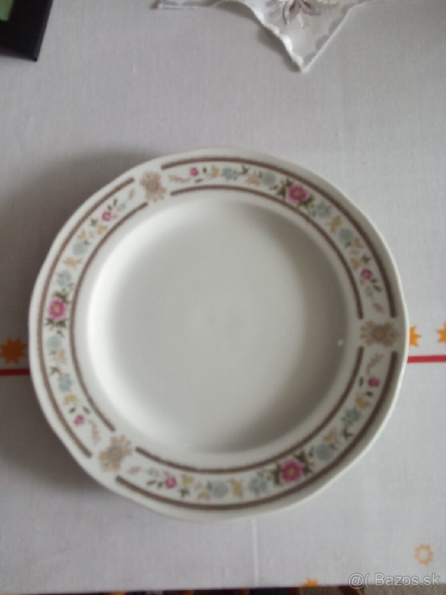 Polievkové misy, servirovaci tanier, čajník, mliečnik. - 7