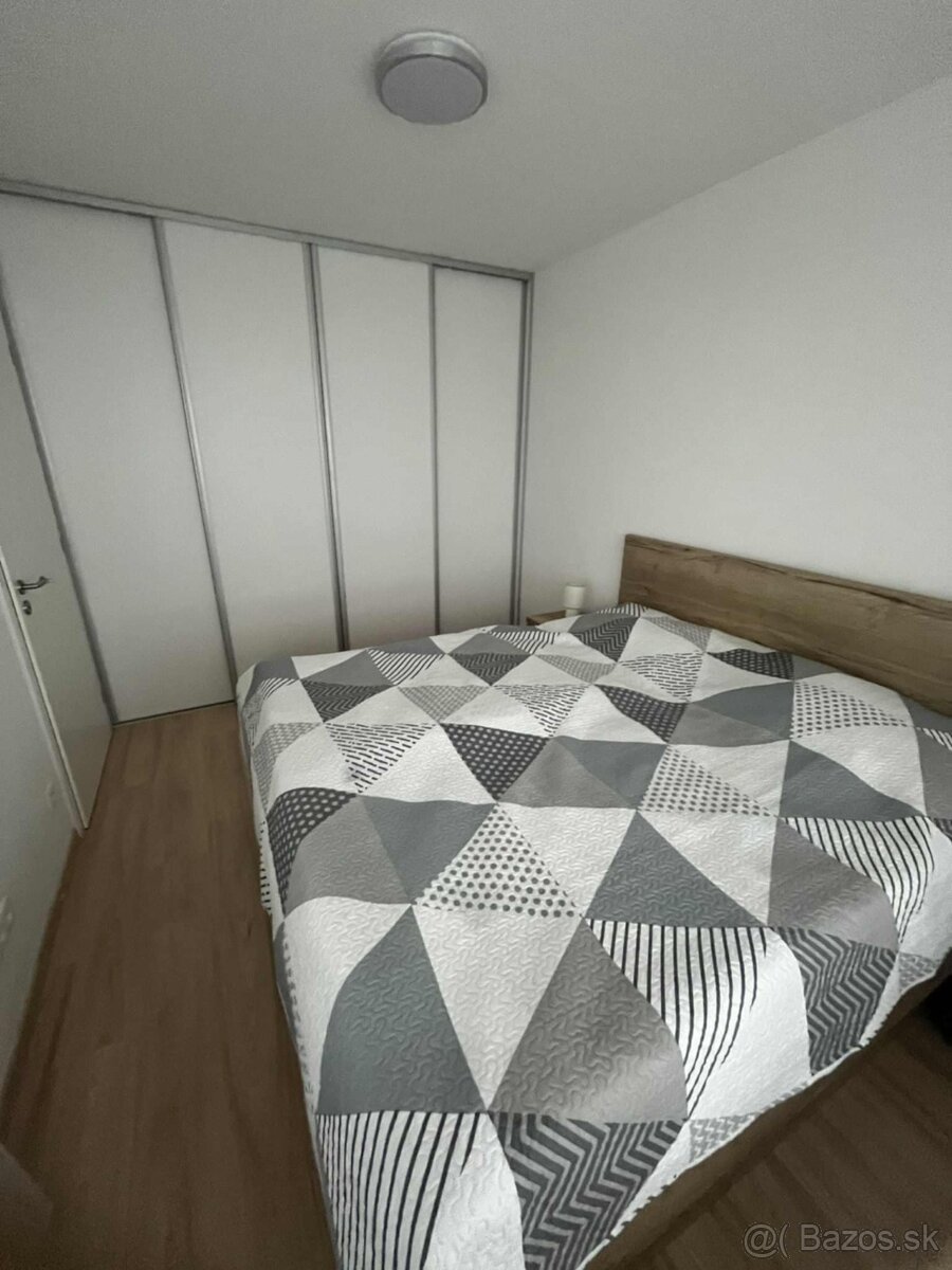 Moderný 2-izbový kompletne zariadený byt s loggiou a parkova - 7
