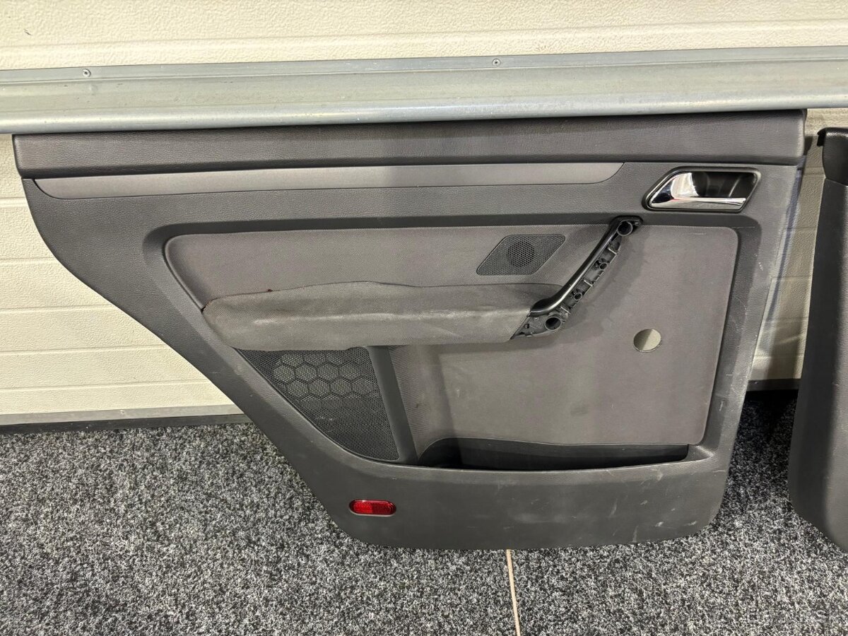 Predám INTERIER sedačky+tapacíre VW TOURAN 1T 7-MIEST - 7