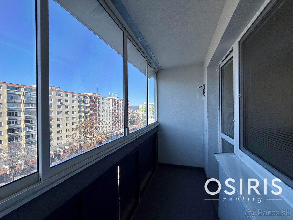 Pekný 2 izbový byt s veľkou zasklenou loggiou - 7