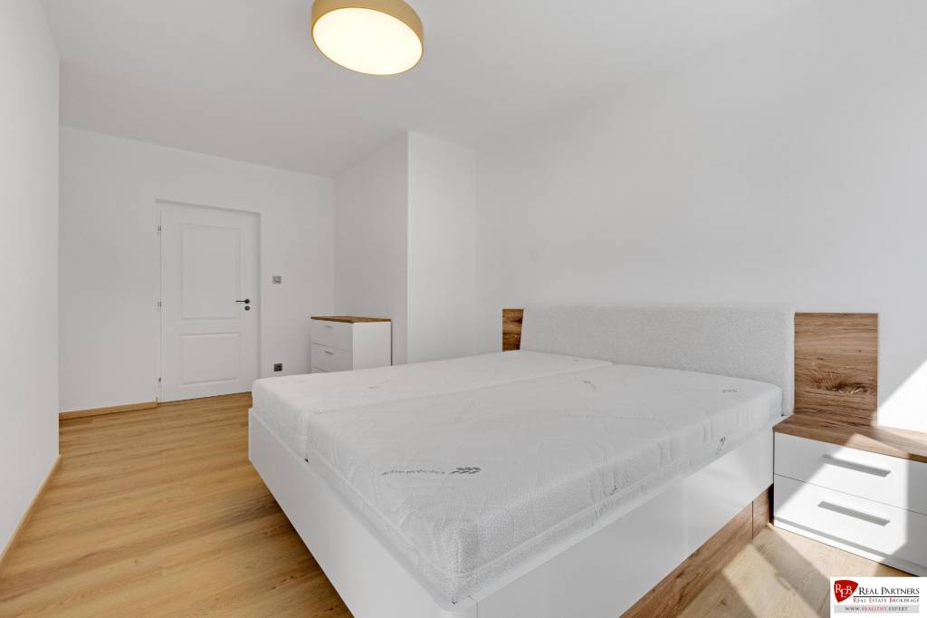 REB.sk Prenájom moderný 8 izbový RD, 250 m2,Sološnicka ul, K - 7