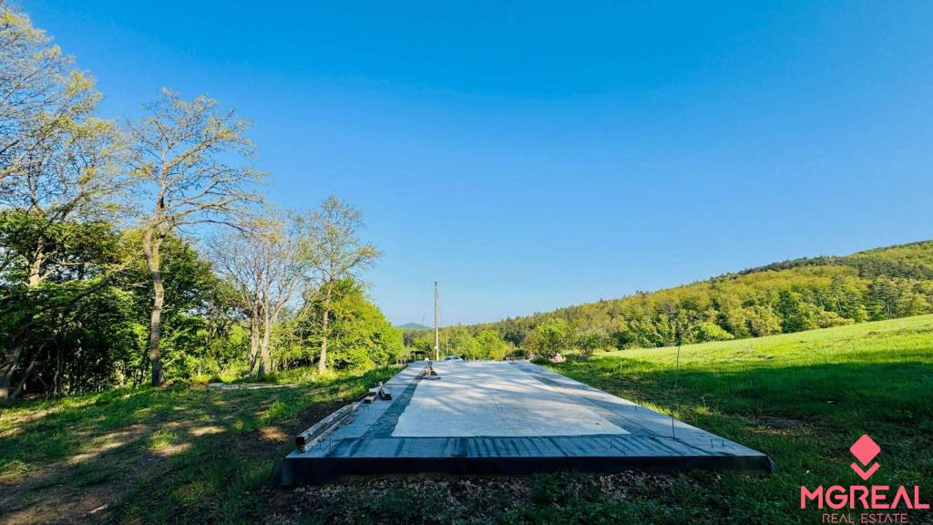 Na predaj výnimočný pozemok 6882 m² priamo v lese so začatou - 7