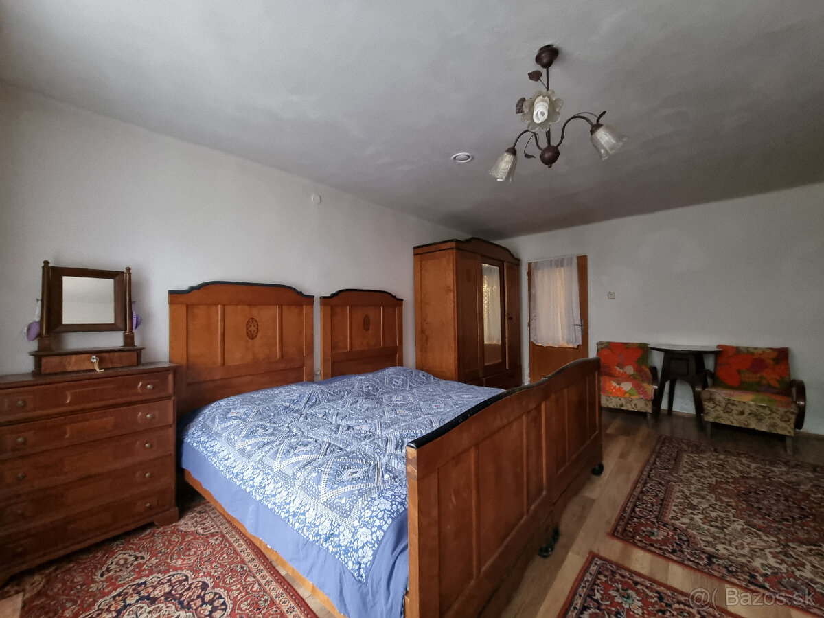 RODINNÝ a HOSŤOVSKÝ DOM,STODOLA a POZEMOK 2924m2 HRÁDOK NMNV - 7