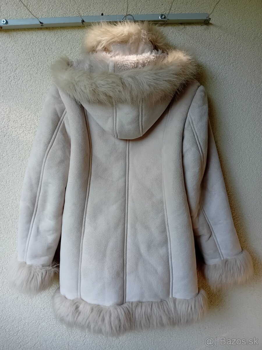 Bielo-krémový kabát s kožušinou a s kapucňou - 7