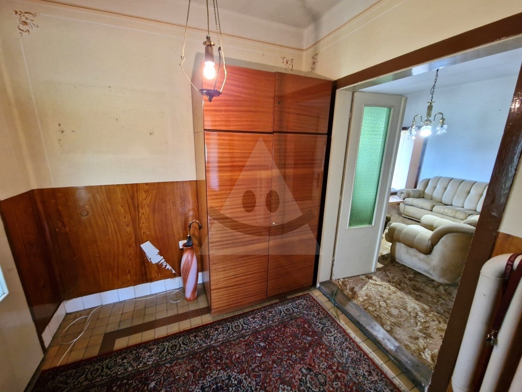 Starší rodinný dom s veľkým pozemkom v kľudnej časti obce - 7