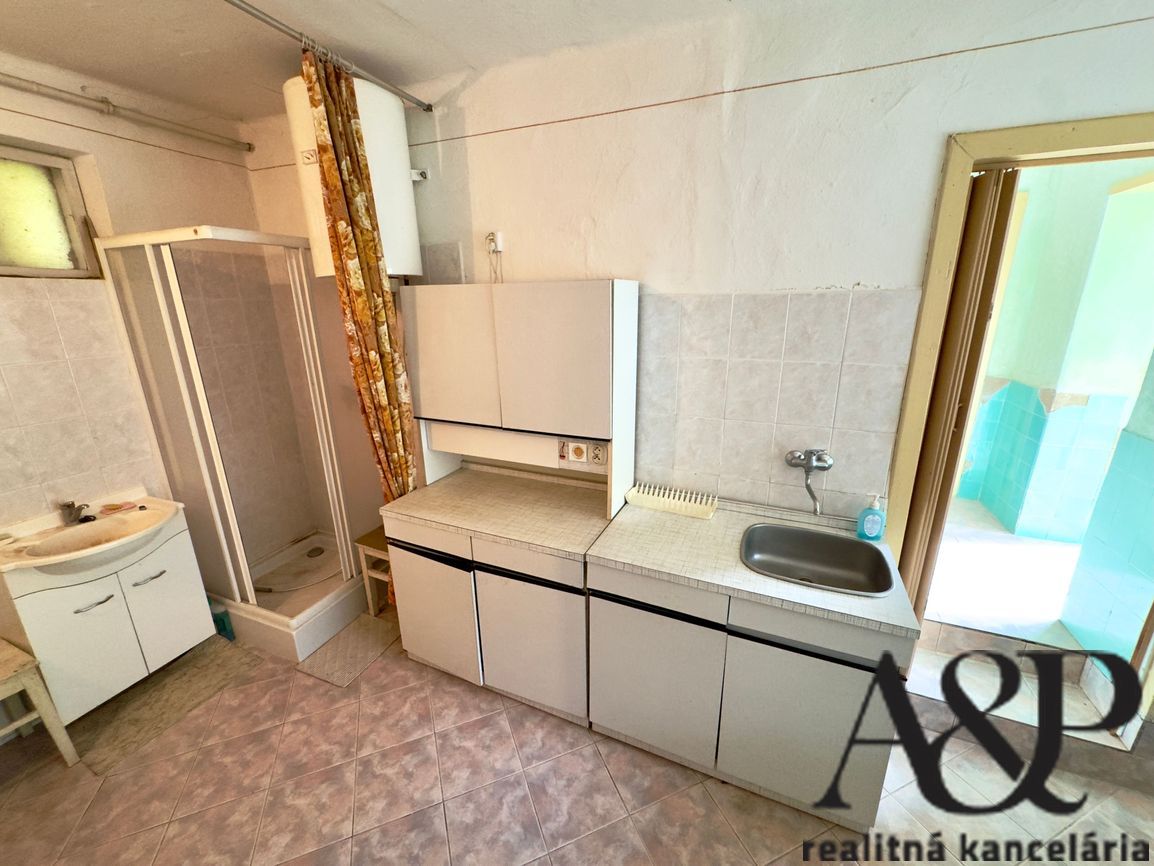 NA PREDAJ 4 IZB. RODINNÝ DOM, POZEMOK 1166M2, KOVÁLOVEC, okr - 7