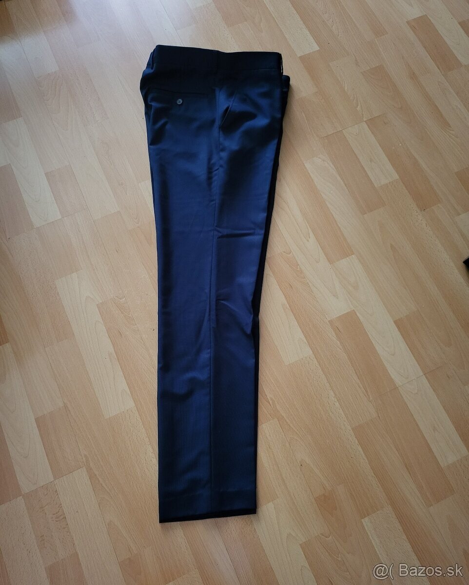 TMAVOMODRÝ OBLEK - 7